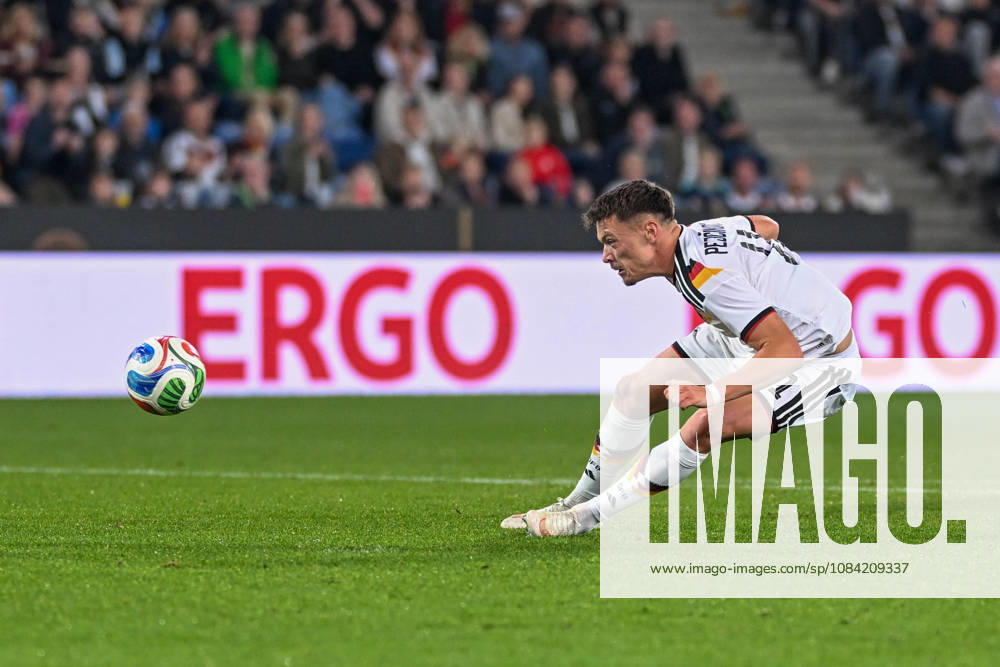 U21, U 21 Laenderspiel - 26 27 - Deutschland - Georgien am 06.10.2026 in der SchücoArena in Bielefeld Jubel, Torjubel, Torschuetze, Torschütze Dzenan Pejcinovic (Deustchland) mit dem Tor zum 2:0.