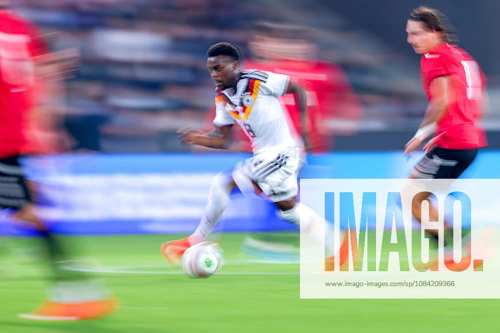 Fußball, U21, U 21 Länderspiel, Deutschland - Georgien, Qualifikation U21-EM 2027, Almstadion (Bielefeld): Noel Aseko (U21 GER 08) im Zweikampf gegen Aleksandre Narimanidze (U21 Georgien 04) Dynamisch Dynamik DFB regulations prohibit any use of photographs as image sequences and or quasi-video. Nordrhein-Westfalen Deutschland