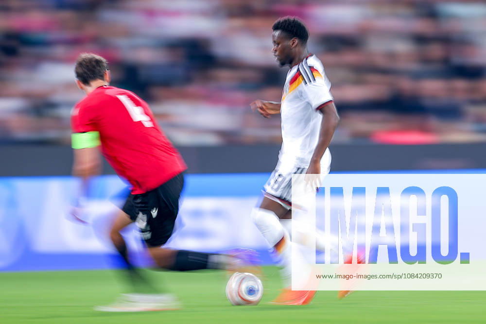 Fußball, U21, U 21 Länderspiel, Deutschland - Georgien, Qualifikation U21-EM 2027, Almstadion (Bielefeld): Noel Aseko (U21 GER 08) im Zweikampf gegen Aleksandre Narimanidze (U21 Georgien 04) Dynamisch Dynamik DFB regulations prohibit any use of photographs as image sequences and or quasi-video. Nordrhein-Westfalen Deutschland