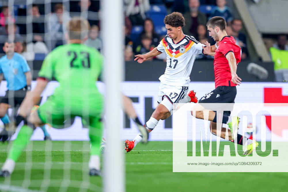 Fußball, U21, U 21 Länderspiel, Deutschland - Georgien, Qualifikation U21-EM 2027, Almstadion (Bielefeld): Noah Darvich (U21 GER 17) beim Schuss auf das Tor von Papuna Beruashvili (U21 Georgien 23) im Zweikampf gegen Aleksandre Narimanidze (U21 Georgien 04) DFB regulations prohibit any use of photographs as image sequences and or quasi-video. Nordrhein-Westfalen Deutschland