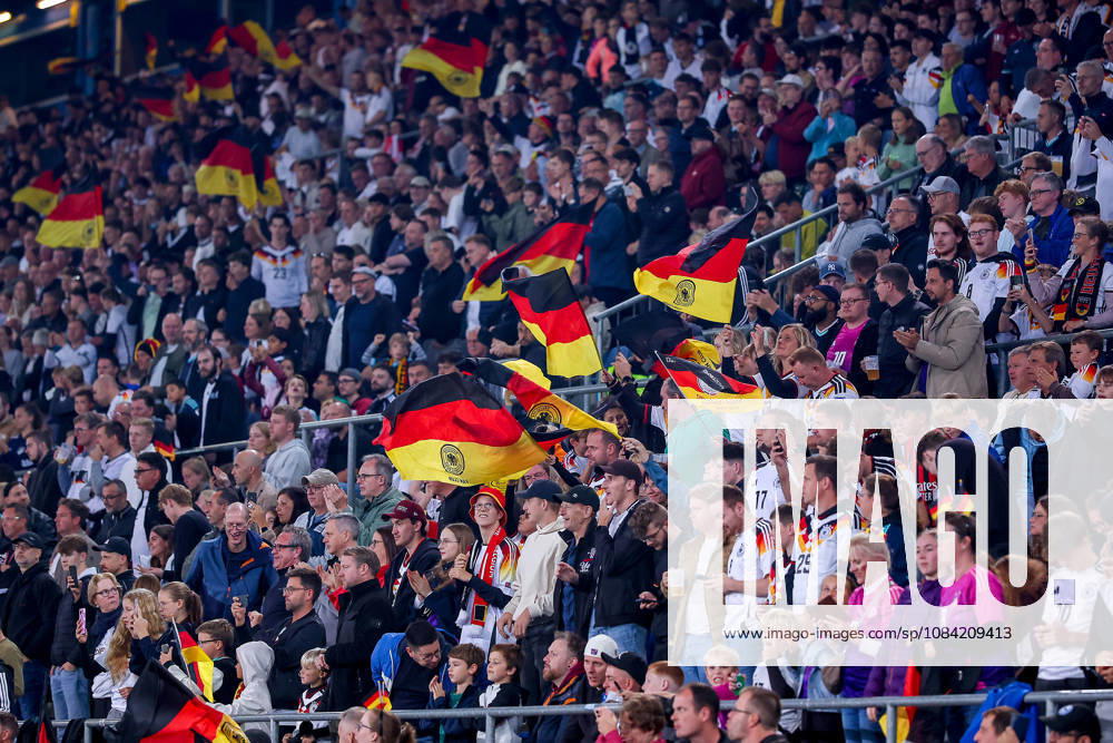 Fußball, U21, U 21 Länderspiel, Deutschland - Georgien, Qualifikation U21-EM 2027, Almstadion (Bielefeld): Zusdhauer Besucher Fans auf der Tribüne Zuschauerzahl voll Fahnen Jubel Jubelnd DFB regulations prohibit any use of photographs as image sequences and or quasi-video. Nordrhein-Westfalen Deutschland
