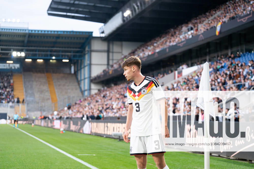 GER, Deutschland U21, U 21 vs Georgien U21 Lukas Ullrich (Deutschland U21, 3) bei einer Ecke Bielefeld SchücoArena Bielefeld Deutschland