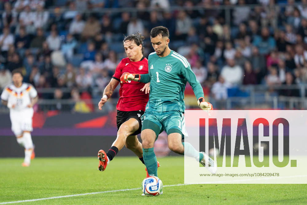 GER, Deutschland U21, U 21 vs Georgien U21 Zweikampf zwischen Mio Backhaus (Deutschland U21, 1) und Diego Deisadze (Georgien U21, 9) Bielefeld SchücoArena Bielefeld Deutschland