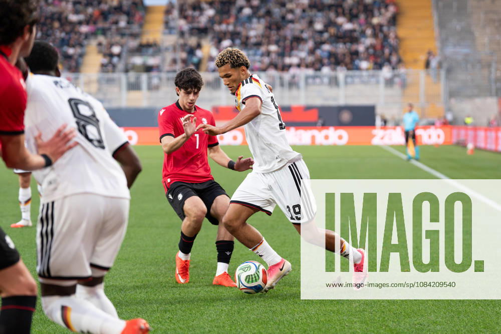 GER, Deutschland U21, U 21 vs Georgien U21 Zweikampf zwischen Paris Brunner (Deutschland U21, 19) und Vakhtang Salia (Georgien U21, 7) Bielefeld SchücoArena Bielefeld Deutschland