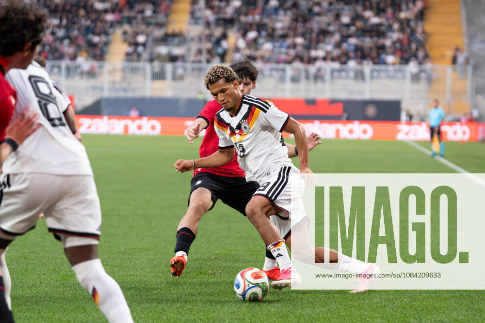 GER, Deutschland U21, U 21 vs Georgien U21 Zweikampf zwischen Paris Brunner (Deutschland U21, 19) und Vakhtang Salia (Georgien U21, 7) Bielefeld SchücoArena Bielefeld Deutschland