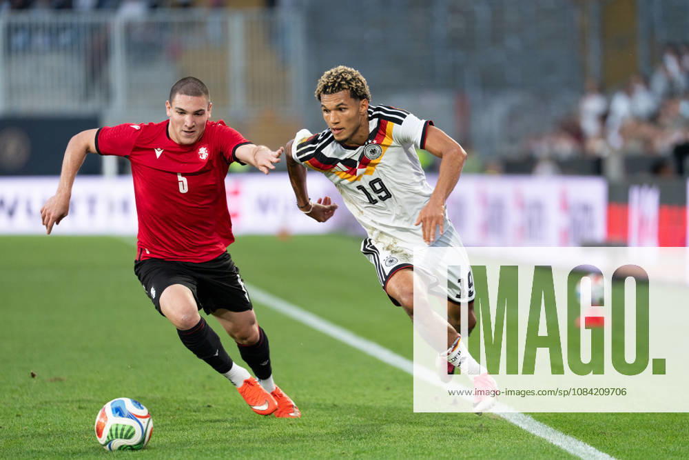 GER, Deutschland U21, U 21 vs Georgien U21 Zweikampf zwischen Paris Brunner (Deutschland U21, 19) und Aleksandre Amisulashvili (Georgien U21, 5) Bielefeld SchücoArena Bielefeld Deutschland