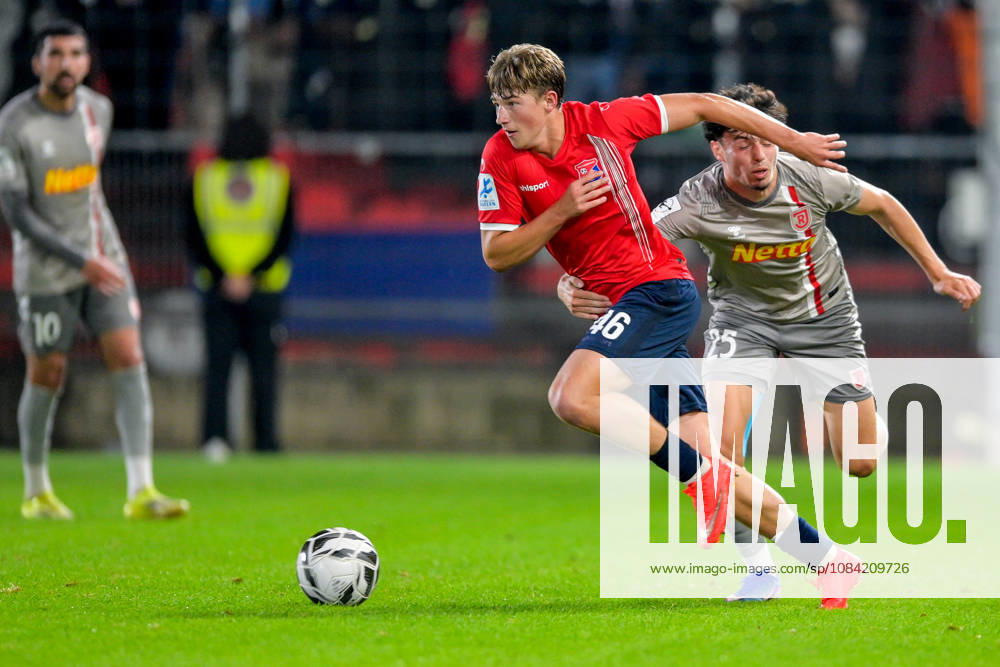 V.li.: Marinus Spann (Unterhaching, 46) Nicolas Oliveira (Regensburg, 25) im Zweikampf, Duell, duel, tackle, Dynamik, Action, Aktion, 06.10.2026, Unterhaching (Deutschland), Fussball, BFV Verbandspokal, Viertelfinale, SpVgg Unterhaching - SSV Jahn Regensburg