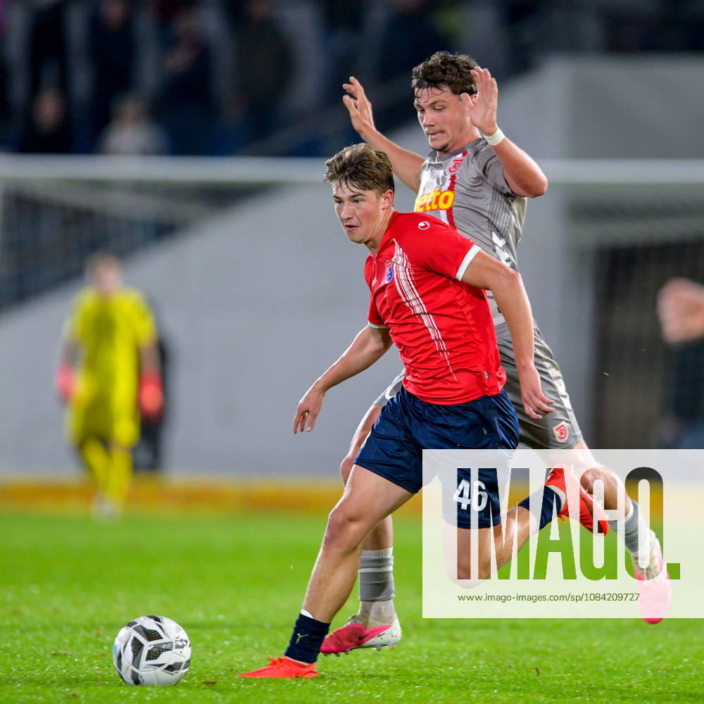 V.li.: Marinus Spann (Unterhaching, 46) Jakob Seibold (Regensburg, 40) im Zweikampf, Duell, duel, tackle, Dynamik, Action, Aktion, 06.10.2026, Unterhaching (Deutschland), Fussball, BFV Verbandspokal, Viertelfinale, SpVgg Unterhaching - SSV Jahn Regensburg