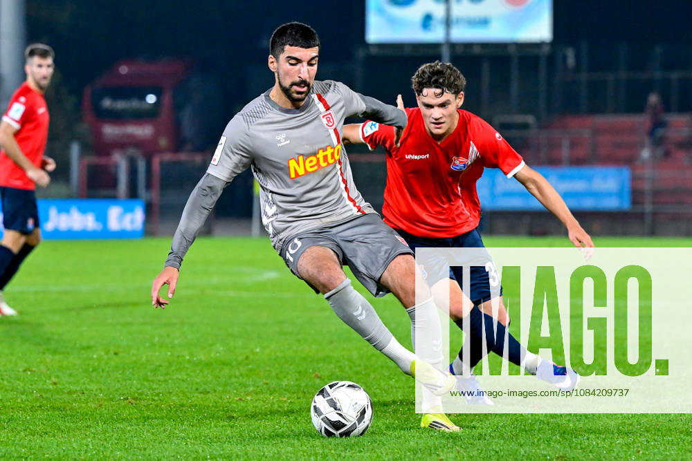 V.li.: Nassim Boujellab (Regensburg, 10) Constantin Strunz (Unterhaching, 38) im Zweikampf, Duell, duel, tackle, Dynamik, Action, Aktion, 06.10.2026, Unterhaching (Deutschland), Fussball, BFV Verbandspokal, Viertelfinale, SpVgg Unterhaching - SSV Jahn Regensburg