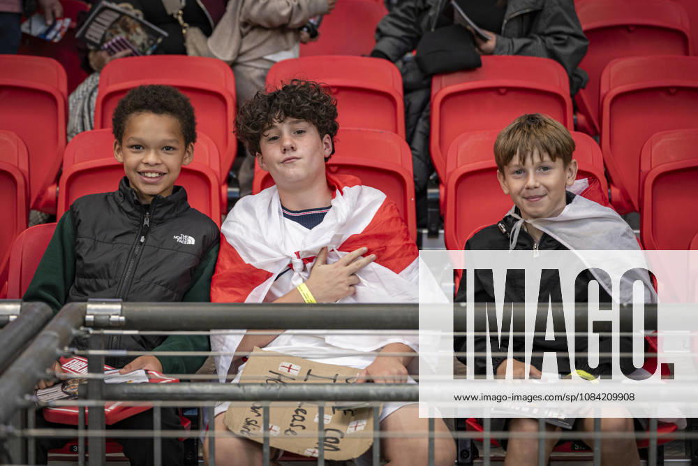 6th October 2026; Wembley Stadium, London, England; UEFA Nations League Football, England versus Czech Republic; Young England fans wait for the players to arrive GodfreyxPitt