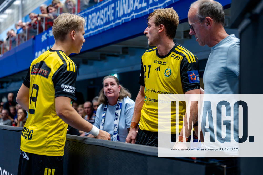 Solingen, 06.10.2026, Handball, Herren, EHF, European League, Gruppenphase, 2. Spieltag, 2026 2027, Bergischer HC - IK Sävehof David Sandberg (IK Sävehof, 21) hinter der Werbebanbde nachdem er von Johannes Wasielewski (Bergischer HC, 77) gefoult wurde