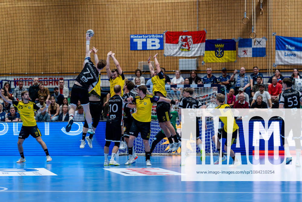 Solingen, 06.10.2026, Handball, Herren, EHF, European League, Gruppenphase, 2. Spieltag, 2026 2027, Bergischer HC - IK Sävehof Johannes Wasielewski (Bergischer HC, 77) beim Wurf aus dem Rückraum