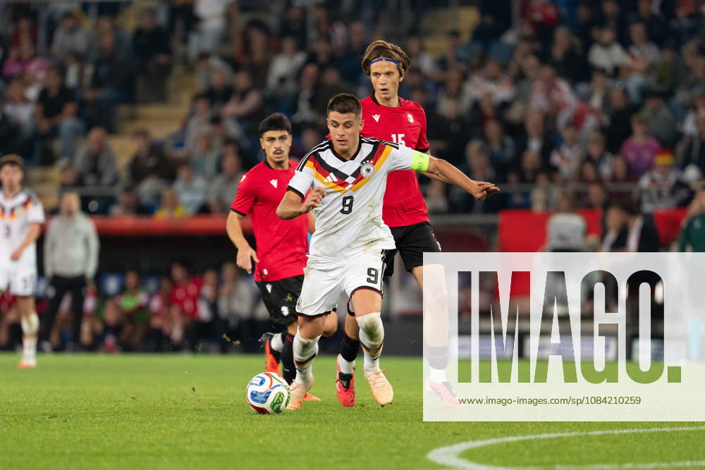 GER, Deutschland U21, U 21 vs Georgien U21 Nicolo Tresoldi (Deutschland U21, 9) Einzelaktion; Ganzkörper Ganzkoerper ; Ball am Fuss; Bielefeld SchücoArena Bielefeld Deutschland