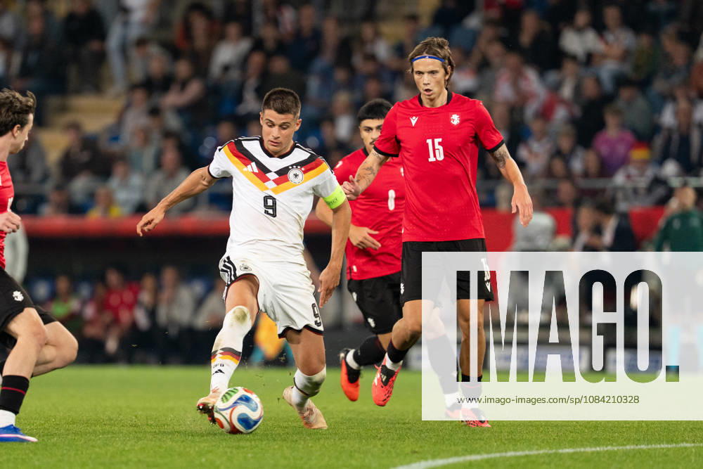 GER, Deutschland U21, U 21 vs Georgien U21 Nicolo Tresoldi (Deutschland U21, 9) Einzelaktion; Ganzkörper Ganzkoerper ; Ball am Fuss; Bielefeld SchücoArena Bielefeld Deutschland