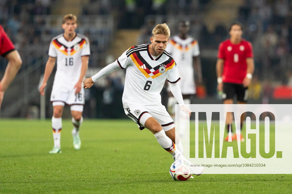 GER, Deutschland U21, U 21 vs Georgien U21 Leandro Morgalla (Deutschland U21, 6) Einzelaktion; Ganzkörper Ganzkoerper ; Ball am Fuss; Bielefeld SchücoArena Bielefeld Deutschland
