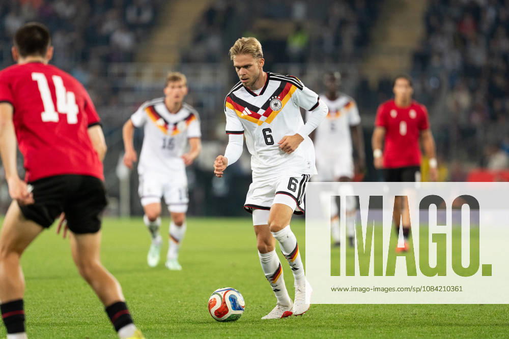 GER, Deutschland U21, U 21 vs Georgien U21 Leandro Morgalla (Deutschland U21, 6) Einzelaktion; Ganzkörper Ganzkoerper ; Ball am Fuss; Bielefeld SchücoArena Bielefeld Deutschland