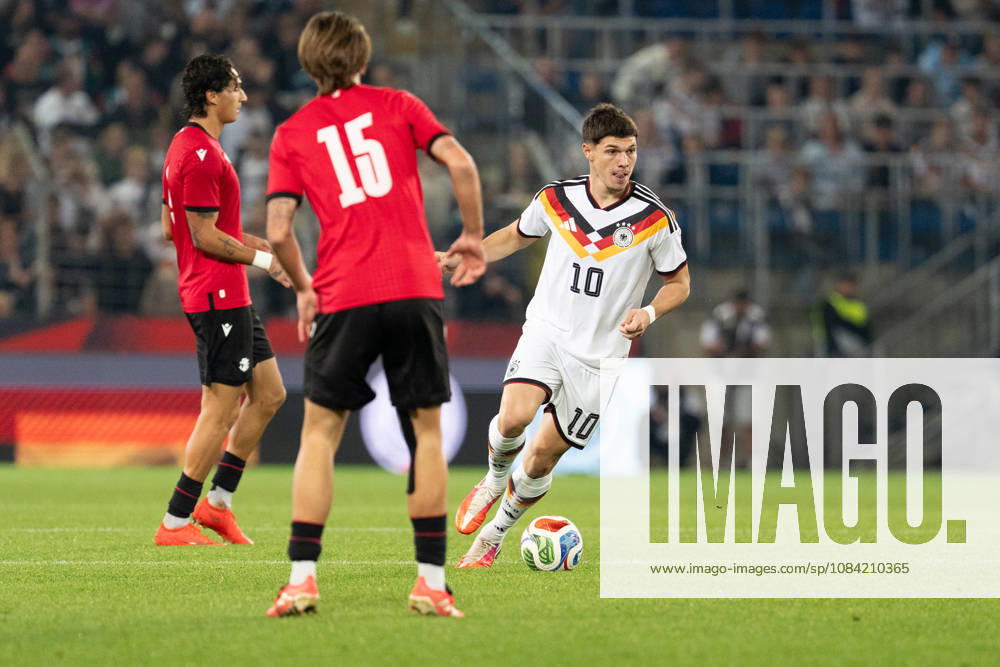 GER, Deutschland U21, U 21 vs Georgien U21 Mert Kömür (Deutschland U21, 10) Einzelaktion; Ganzkörper Ganzkoerper ; Ball am Fuss; Bielefeld SchücoArena Bielefeld Deutschland