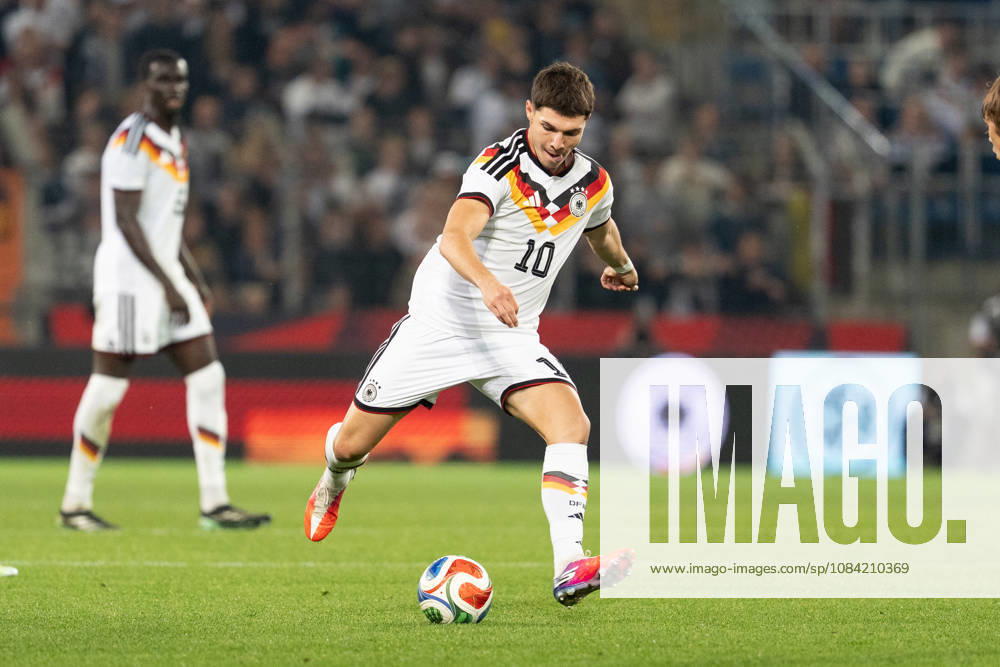 GER, Deutschland U21, U 21 vs Georgien U21 Mert Kömür (Deutschland U21, 10) Einzelaktion; Ganzkörper Ganzkoerper ; Ball am Fuss; Bielefeld SchücoArena Bielefeld Deutschland