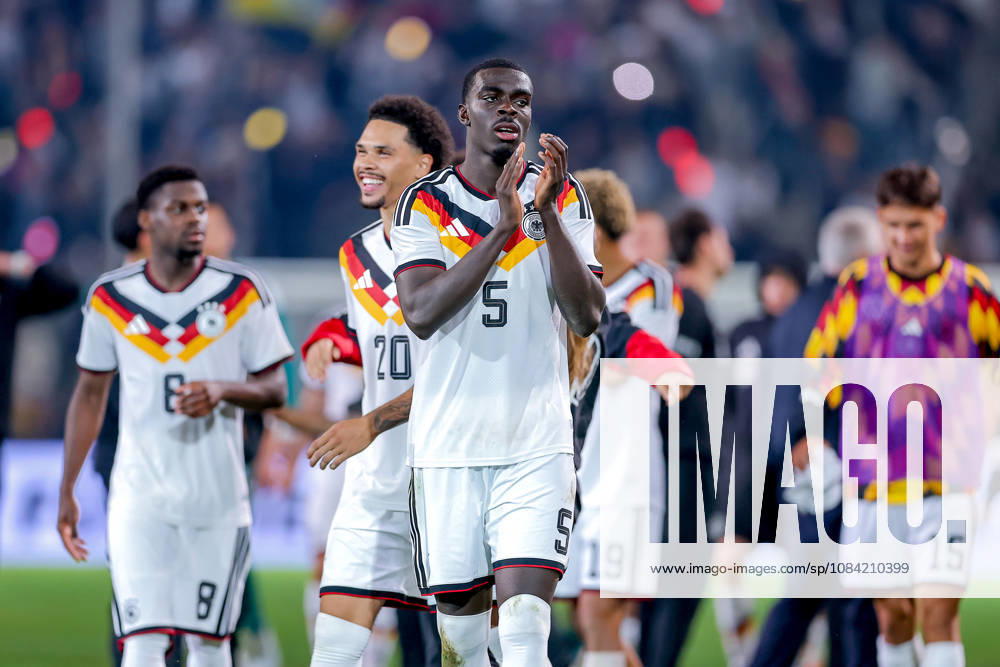 Fußball, U21, U 21 Länderspiel, Deutschland - Georgien, Qualifikation U21-EM 2027, Almstadion (Bielefeld): Abschlussjubel nach dem 2:0 Sieg für Deutschland - Joshua Quarshie (U21 GER 05) neben Nnamdi Collins (U21 GER 20) Noel Aseko (U21 GER 08) Noahkai Banks (U21 GER 15) DFB regulations prohibit any use of photographs as image sequences and or quasi-video. Nordrhein-Westfalen Deutschland