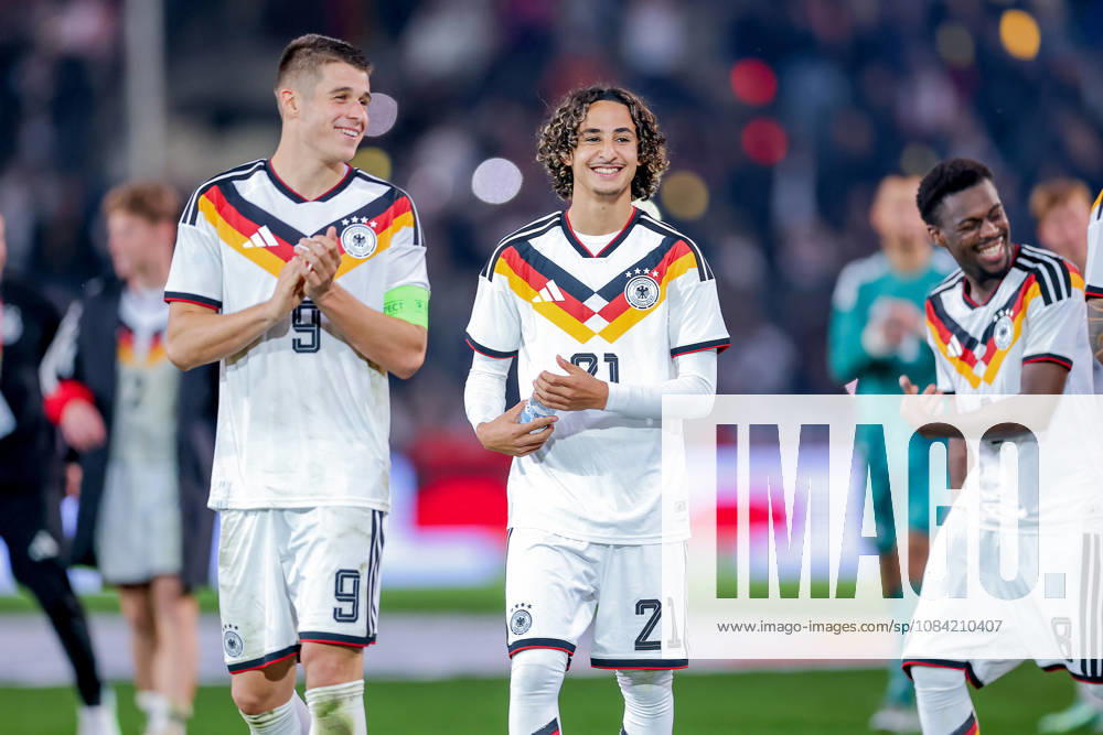 Fußball, U21, U 21 Länderspiel, Deutschland - Georgien, Qualifikation U21-EM 2027, Almstadion (Bielefeld): Abschlussjubel nach dem 2:0 Sieg für Deutschland - Wael Mohya (U21 GER 21) neben Nicolo Tresoldi (U21 GER 09) DFB regulations prohibit any use of photographs as image sequences and or quasi-video. Nordrhein-Westfalen Deutschland