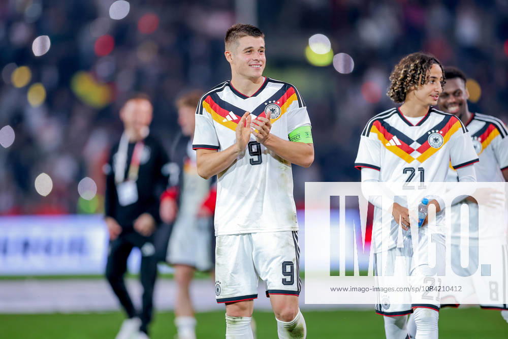 Fußball, U21, U 21 Länderspiel, Deutschland - Georgien, Qualifikation U21-EM 2027, Almstadion (Bielefeld): Abschlussjubel nach dem 2:0 Sieg für Deutschland - Nicolo Tresoldi (U21 GER 09) neben Wael Mohya (U21 GER 21) DFB regulations prohibit any use of photographs as image sequences and or quasi-video. Nordrhein-Westfalen Deutschland