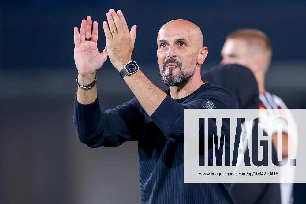 Fußball, U21, U 21 Länderspiel, Deutschland - Georgien, Qualifikation U21-EM 2027, Almstadion (Bielefeld): Abschlussjubel nach dem 2:0 Sieg für Deutschland - Nationaltrainer Antonio Di Salvo (U21 GER hc) DFB regulations prohibit any use of photographs as image sequences and or quasi-video. Nordrhein-Westfalen Deutschland