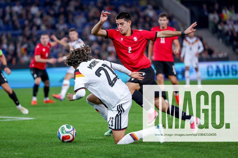 Fußball, U21, U 21 Länderspiel, Deutschland - Georgien, Qualifikation U21-EM 2027, Almstadion (Bielefeld): Wael Mohya (U21 GER 21) im Zweikampf gegen Rati Grigalava (U21 Georgien 02) DFB regulations prohibit any use of photographs as image sequences and or quasi-video. Nordrhein-Westfalen Deutschland