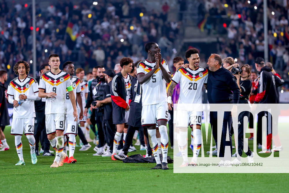Fußball, U21, U 21 Länderspiel, Deutschland - Georgien, Qualifikation U21-EM 2027, Almstadion (Bielefeld): Abschlussjubel nach dem 2:0 Sieg für Deutschland - Wael Mohya (U21 GER 21) Nicolo Tresoldi (U21 GER 09) Noel Aseko (U21 GER 08) Joshua Quarshie (U21 GER 05) Nnamdi Collins (U21 GER 20) DFB regulations prohibit any use of photographs as image sequences and or quasi-video. Nordrhein-Westfalen Deutschland