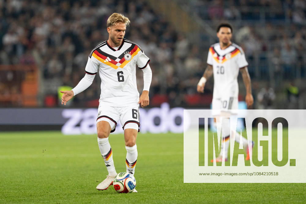 GER, Deutschland U21, U 21 vs Georgien U21 Leandro Morgalla (Deutschland U21, 6) Einzelaktion; Ganzkörper Ganzkoerper ; Ball am Fuss; Bielefeld SchücoArena Bielefeld Deutschland