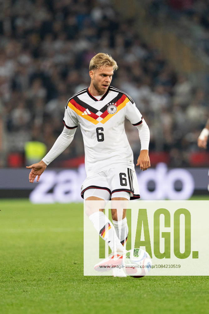 GER, Deutschland U21, U 21 vs Georgien U21 Leandro Morgalla (Deutschland U21, 6) Einzelaktion; Ganzkörper Ganzkoerper ; Ball am Fuss; Bielefeld SchücoArena Bielefeld Deutschland