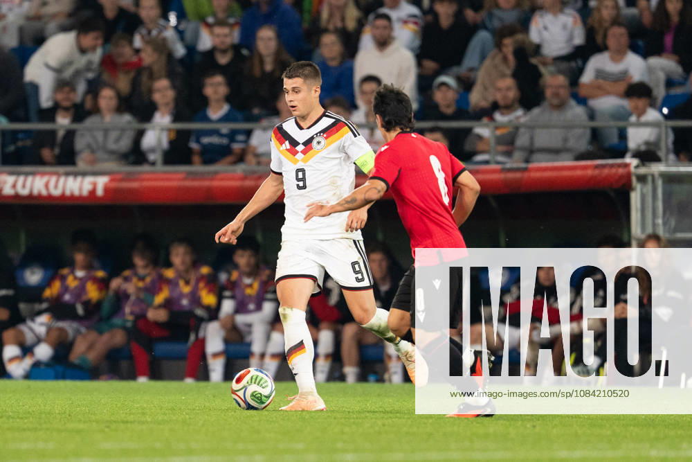 GER, Deutschland U21, U 21 vs Georgien U21 Nicolo Tresoldi (Deutschland U21, 9) Einzelaktion; Ganzkörper Ganzkoerper ; Ball am Fuss; Bielefeld SchücoArena Bielefeld Deutschland