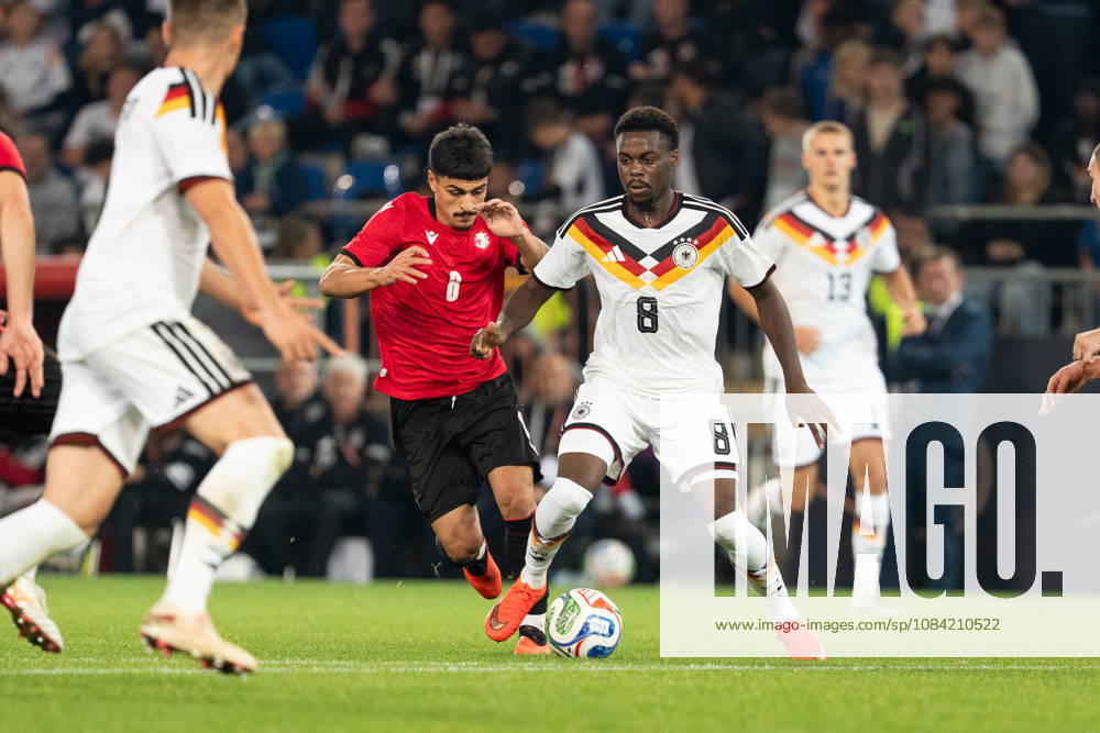 GER, Deutschland U21, U 21 vs Georgien U21 Zweikampf zwischen Noel Aseko (Deutschland U21, 8) und Giorgi Robakidze (Georgien U21, 8) Bielefeld SchücoArena Bielefeld Deutschland