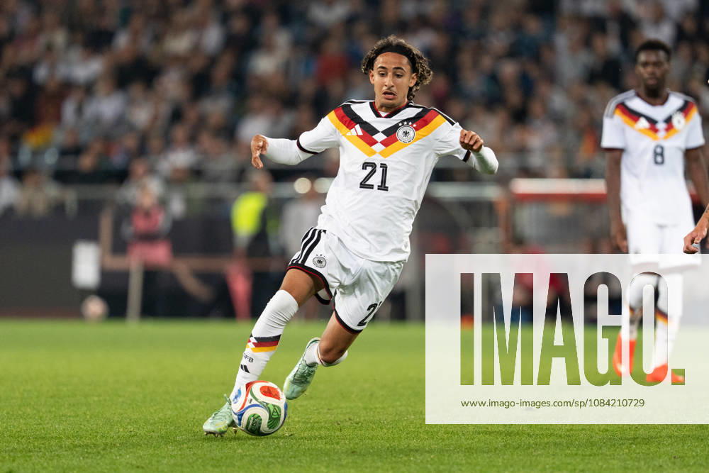 GER, Deutschland U21, U 21 vs Georgien U21 Wael Mohya (Deutschland U21, 21) Einzelaktion; Ganzkörper Ganzkoerper ; Ball am Fuss; Bielefeld SchücoArena Bielefeld Deutschland