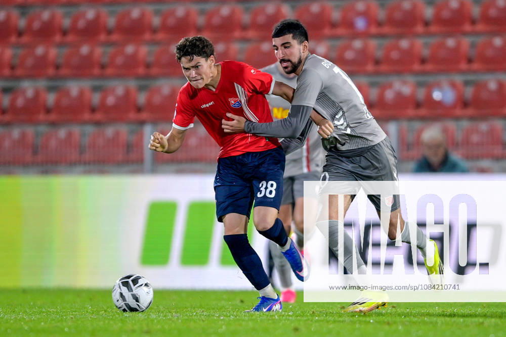 V.li.: Constantin Strunz (Unterhaching, 38) Nassim Boujellab (Regensburg, 10) im Zweikampf, Duell, duel, tackle, Dynamik, Action, Aktion, 06.10.2026, Unterhaching (Deutschland), Fussball, BFV Verbandspokal, Viertelfinale, SpVgg Unterhaching - SSV Jahn Regensburg