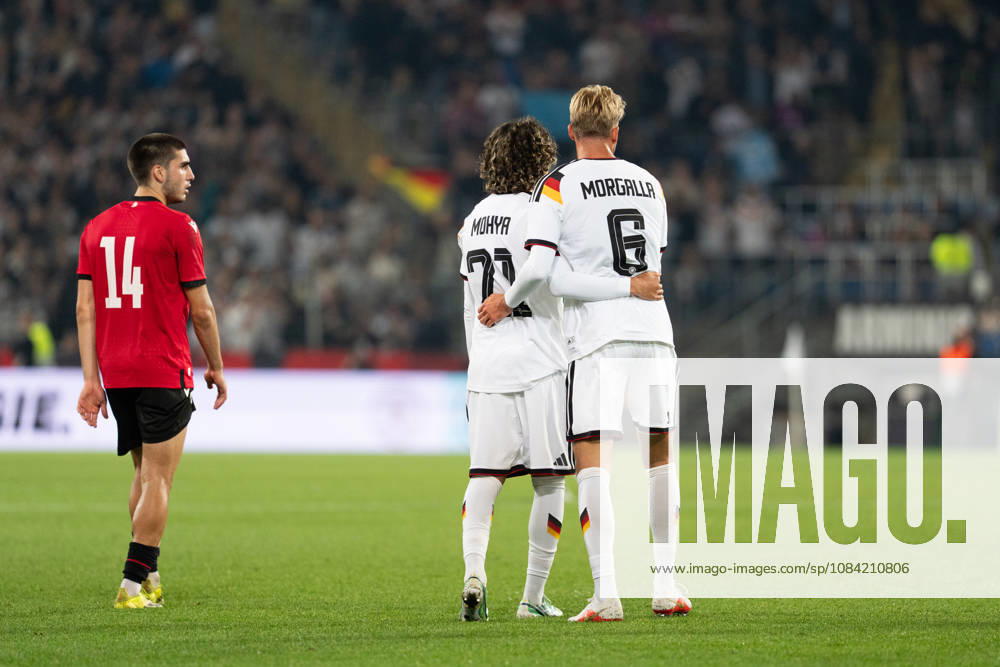 GER, Deutschland U21, U 21 vs Georgien U21 Wael Mohya (Deutschland U21, 21) und Leandro Morgalla (Deutschland U21, 6) nehmen sich in den arm Bielefeld SchücoArena Bielefeld Deutschland