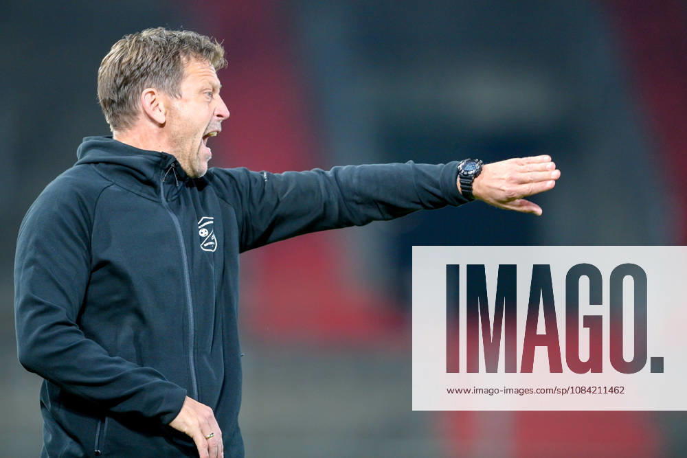 Trainer Holger Seitz (Unterhaching) gibt Anweisungen, gestikuliert, mit den Armen gestikulieren, gives instructions, gesticulate, Einzelbild, Aktion, Action, 06.10.2026, Unterhaching (Deutschland), Fussball, BFV Verbandspokal, Viertelfinale, SpVgg Unterhaching - SSV Jahn Regensburg