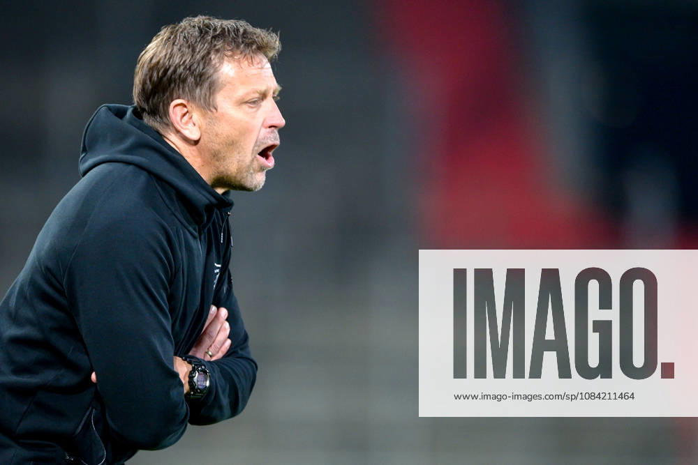 Trainer Holger Seitz (Unterhaching) gibt Anweisungen, gestikuliert, mit den Armen gestikulieren, gives instructions, gesticulate, Einzelbild, Aktion, Action, 06.10.2026, Unterhaching (Deutschland), Fussball, BFV Verbandspokal, Viertelfinale, SpVgg Unterhaching - SSV Jahn Regensburg