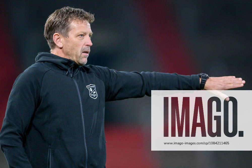 Trainer Holger Seitz (Unterhaching) gibt Anweisungen, gestikuliert, mit den Armen gestikulieren, gives instructions, gesticulate, Einzelbild, Aktion, Action, 06.10.2026, Unterhaching (Deutschland), Fussball, BFV Verbandspokal, Viertelfinale, SpVgg Unterhaching - SSV Jahn Regensburg