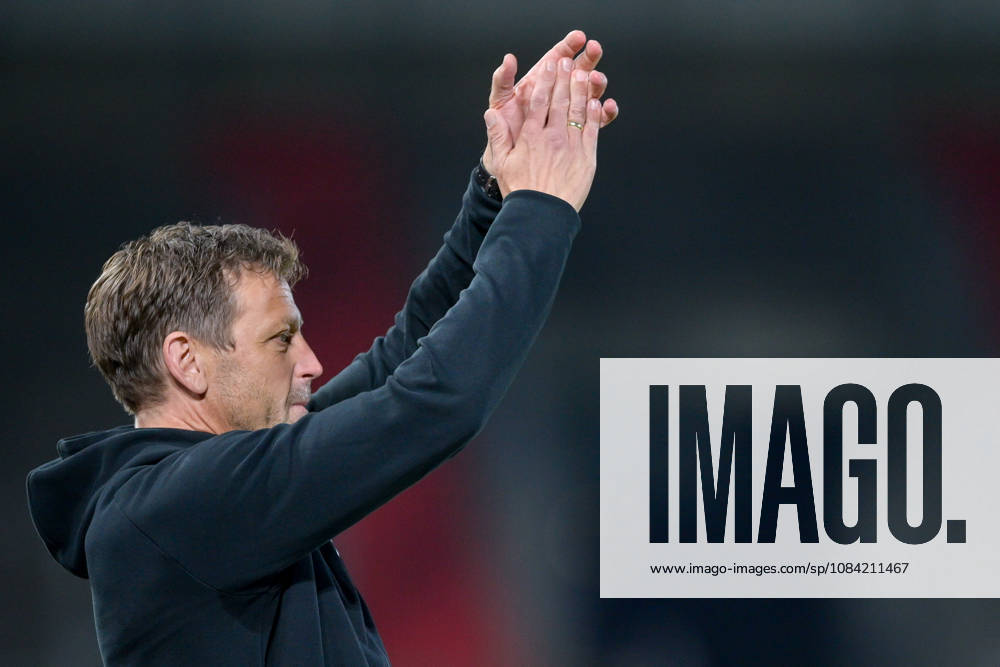 Trainer Holger Seitz (Unterhaching) gibt Anweisungen, gestikuliert, mit den Armen gestikulieren, gives instructions, gesticulate, Einzelbild, Aktion, Action, 06.10.2026, Unterhaching (Deutschland), Fussball, BFV Verbandspokal, Viertelfinale, SpVgg Unterhaching - SSV Jahn Regensburg