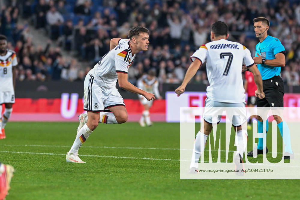 U21, U 21 Laenderspiel - 26 27 - Deutschland - Georgien am 06.10.2026 in der SchücoArena in Bielefeld Jubel, Torjubel, Torschuetze, Torschütze Dzenan Pejcinovic (Deustchland) jubelt nach seinem Tor zum 2:0.
