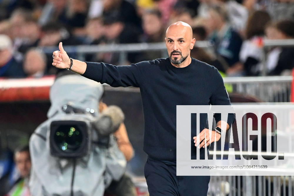 Bundestrainer Antonio DI SALVO (GER) gibt Anweisungen an seine Spieler,, Gestik, Geste, gestikuliert, Fussball Laenderspiel, U21, U 21 EM-Qualifikation, Deutschland - Georgien 2-0 am 06.10.2026, Schueco-Arena Bielefeld, Â