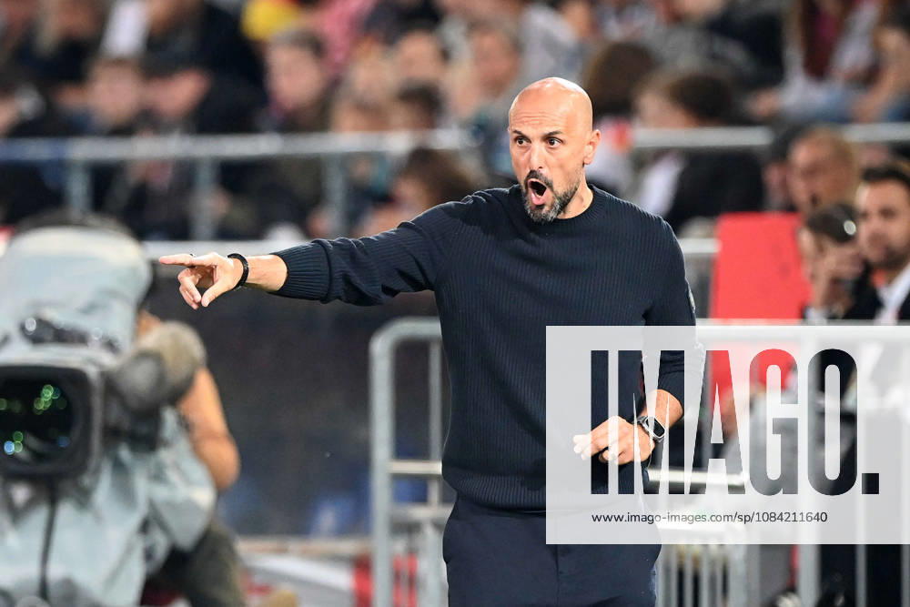Bundestrainer Antonio DI SALVO (GER) gibt Anweisungen an seine Spieler,, Gestik, Geste, gestikuliert, Fussball Laenderspiel, U21, U 21 EM-Qualifikation, Deutschland - Georgien 2-0 am 06.10.2026, Schueco-Arena Bielefeld, Â