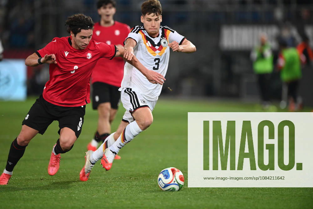 Lukas ULLRICH (GER) gegen Dato BUKIA (GEO) Aktion, Zweikampf, Fussball Laenderspiel, U21, U 21 EM-Qualifikation, Deutschland - Georgien 2-0 am 06.10.2026, Schueco-Arena Bielefeld, Â