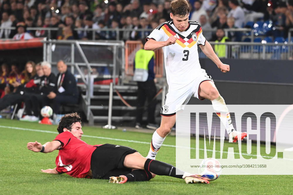 Lukas ULLRICH (GER) gegen Dato BUKIA (GEO) Aktion, Zweikampf, Fussball Laenderspiel, U21, U 21 EM-Qualifikation, Deutschland - Georgien 2-0 am 06.10.2026, Schueco-Arena Bielefeld, Â