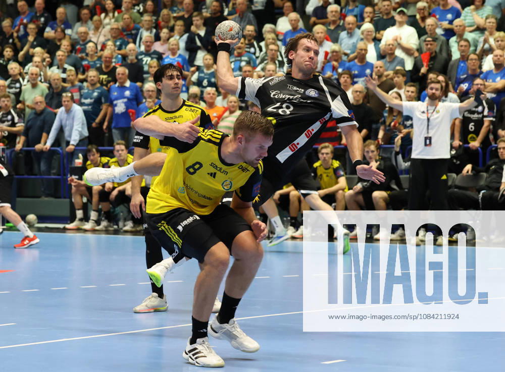 V.l. Birgir Steinn Jonsson (IK Saevehof 08), Tom Bergner (Bergischer HC 28) im Hintergrund Sebastian Durlanu (IK Saevehof 15) und Linus Ekman (IK Saevehof Trainer) GER, Bergischer HC06 vs. IK Saevehof, Handball, EHF Europa League 2026 27, 2. Spieltag, Spielzeit 2026 2027, 06.10.2026 GER, Bergischer HC06 vs. IK Saevehof, Handball, EHF Europa League 2026 27, 2. Spieltag, Spielzeit 2026 2027, 06.10.2026 Solingen-Mitte