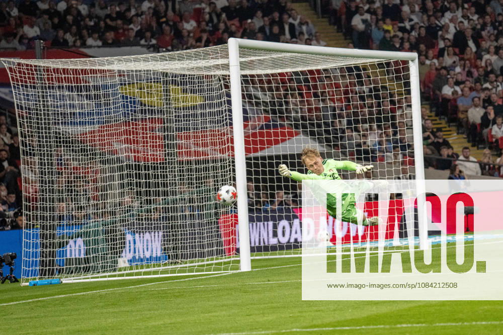 Fussball Nations League, England - Tschechien. Starke Parade von Lukas Hornicek (Tschechien) nach einem Freistoß von Trent Alexander-Arnold (England). London