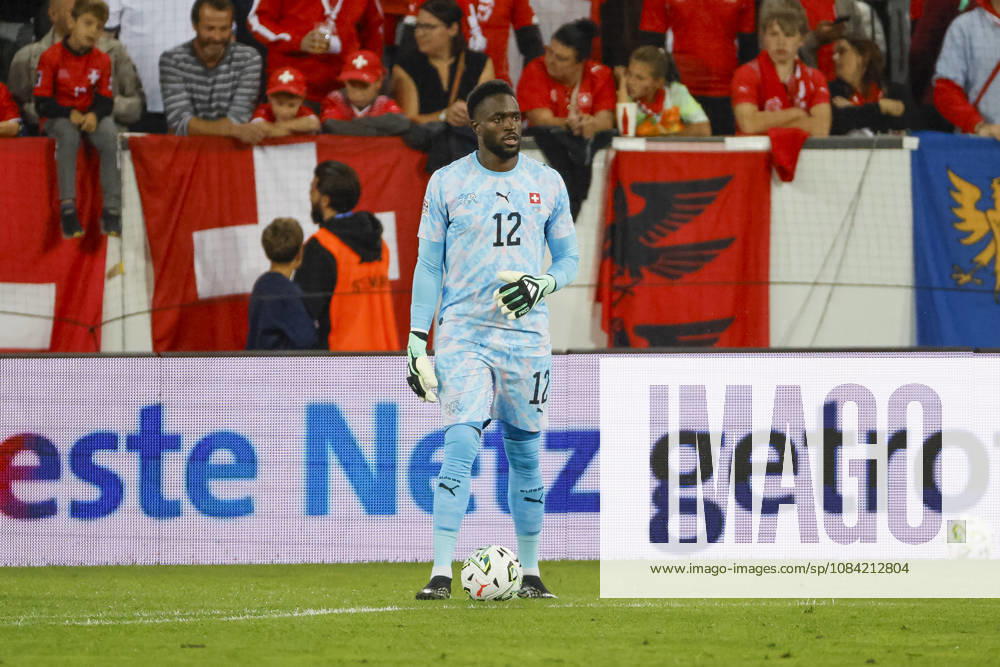 Yvon Mvogo (Schweiz, 12) am Ball , Schweiz, UEFA , Nations League, Matchday 4, Schweiz vs. Nordmazedonien, 06.10.2026, Luzern Swissporarena Schweiz