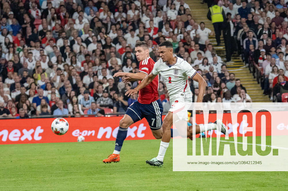 Fussball Nations League, England - Tschechien. vl. Jiri Slama (Tschechien) im Zweikampf gegen Trent Alexander-Arnold (England). London