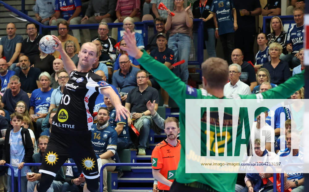 V.l. Fynn Hangstein (Bergischer HC 10), Peter Johannesson (IK Saevehof 12) GER, Bergischer HC06 vs. IK Saevehof, Handball, EHF Europa League 2026 27, 2. Spieltag, Spielzeit 2026 2027, 06.10.2026 GER, Bergischer HC06 vs. IK Saevehof, Handball, EHF Europa League 2026 27, 2. Spieltag, Spielzeit 2026 2027, 06.10.2026 Solingen-Mitte