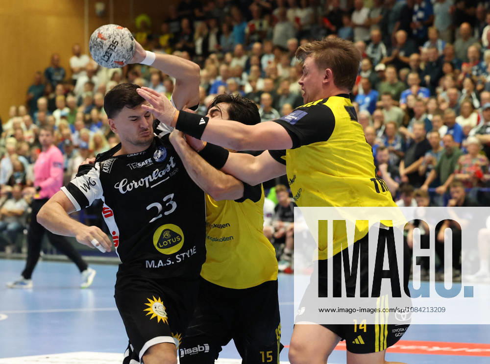 V.l. Janik Schrader (Bergischer HC 23), Sebastian Durlanu (IK Saevehof 15), Tobias Trommler (IK Saevehof 14) GER, Bergischer HC06 vs. IK Saevehof, Handball, EHF Europa League 2026 27, 2. Spieltag, Spielzeit 2026 2027, 06.10.2026 GER, Bergischer HC06 vs. IK Saevehof, Handball, EHF Europa League 2026 27, 2. Spieltag, Spielzeit 2026 2027, 06.10.2026 Solingen-Mitte